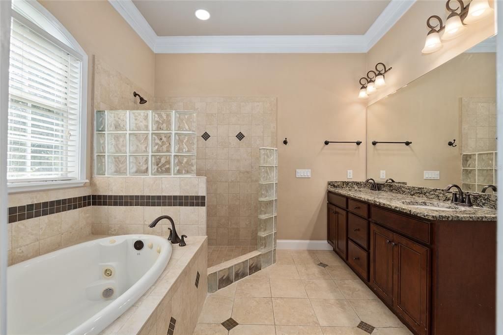 Activo con contrato: $416,000 (3 camas, 2 baños, 1838 Pies cuadrados)