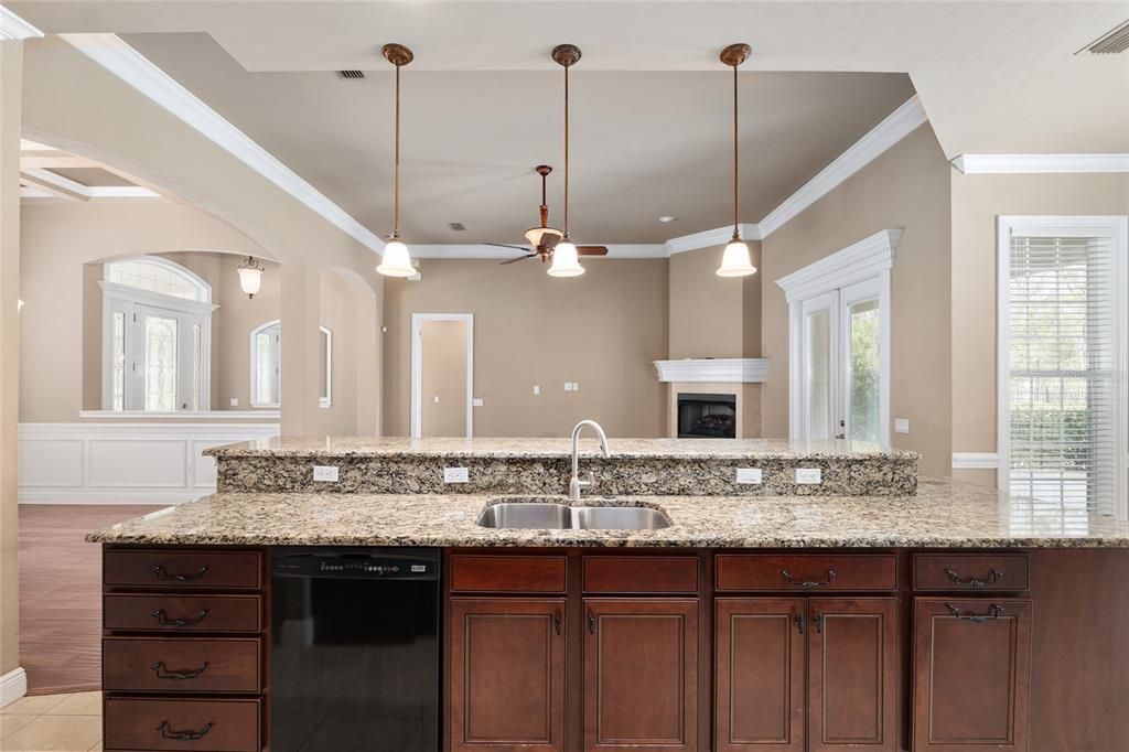 Activo con contrato: $416,000 (3 camas, 2 baños, 1838 Pies cuadrados)