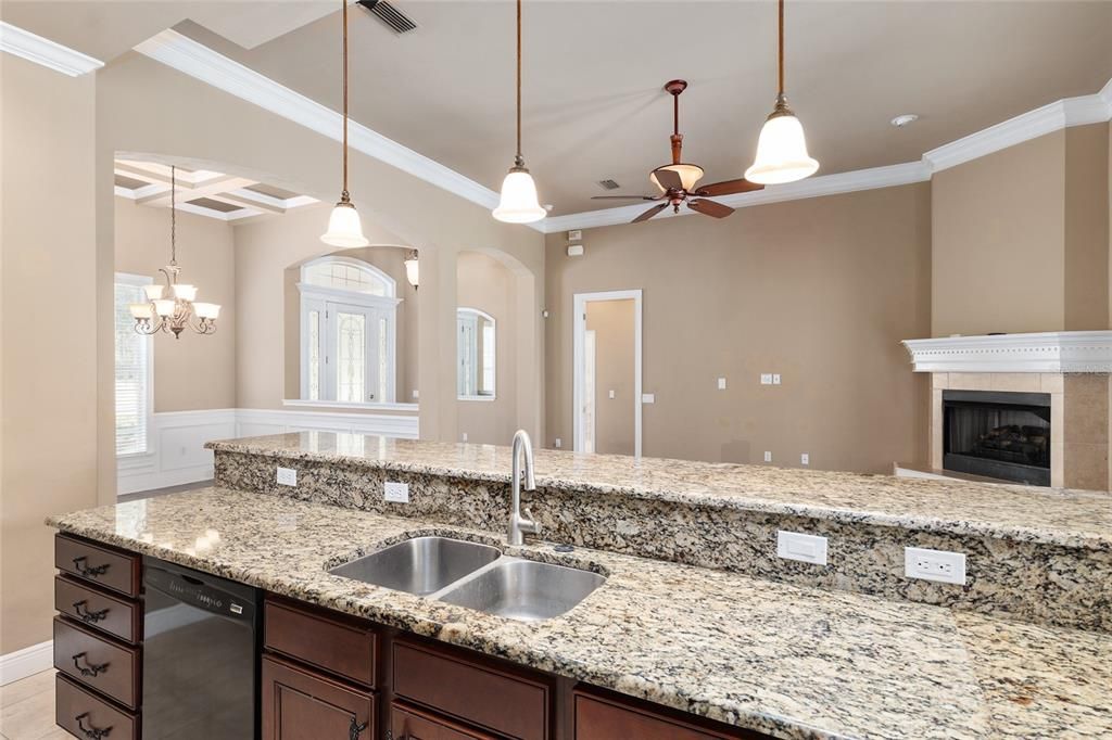 Activo con contrato: $416,000 (3 camas, 2 baños, 1838 Pies cuadrados)