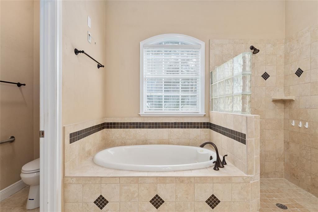 Activo con contrato: $416,000 (3 camas, 2 baños, 1838 Pies cuadrados)