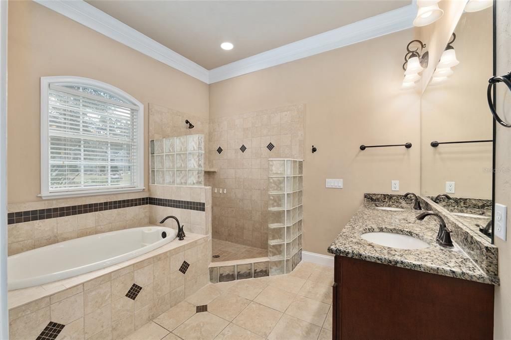 Activo con contrato: $416,000 (3 camas, 2 baños, 1838 Pies cuadrados)