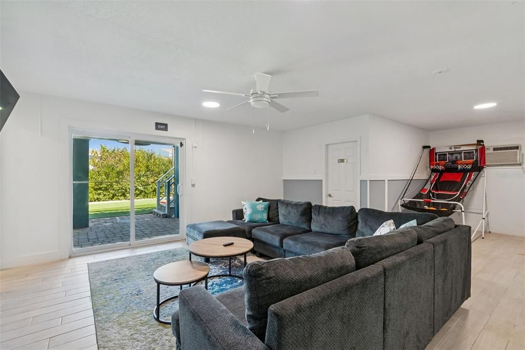 For Sale: $1,999,995 (7 beds, 3 baths, 3281 Square Feet)