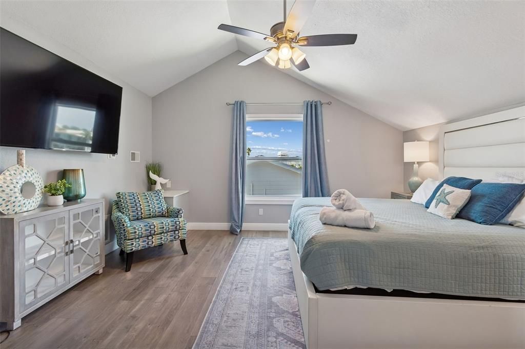For Sale: $1,999,995 (7 beds, 3 baths, 3281 Square Feet)