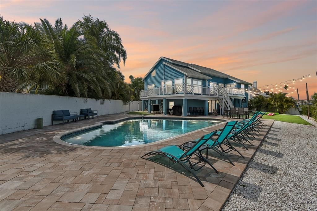 For Sale: $1,999,995 (7 beds, 3 baths, 3281 Square Feet)