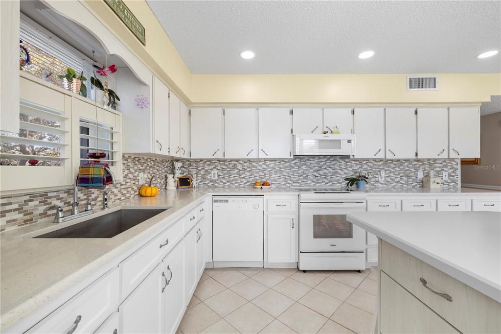 Active With Contract: $289,900 (3 beds, 3 baths, 2200 Square Feet)