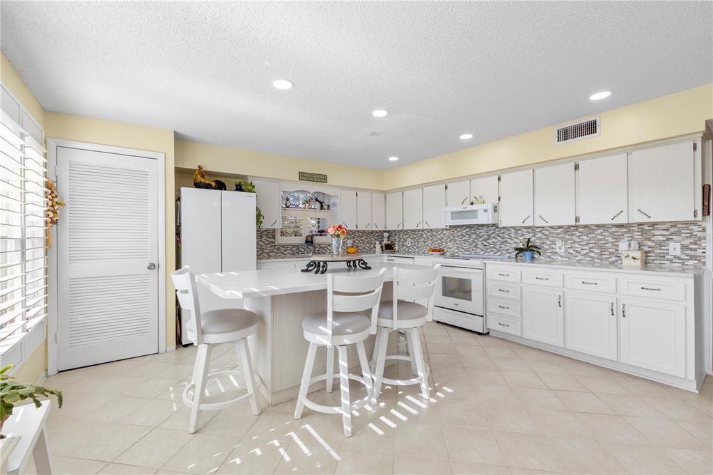 Active With Contract: $289,900 (3 beds, 3 baths, 2200 Square Feet)