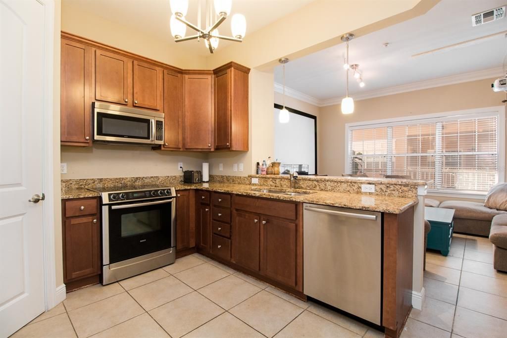 Activo con contrato: $249,000 (2 camas, 2 baños, 1098 Pies cuadrados)