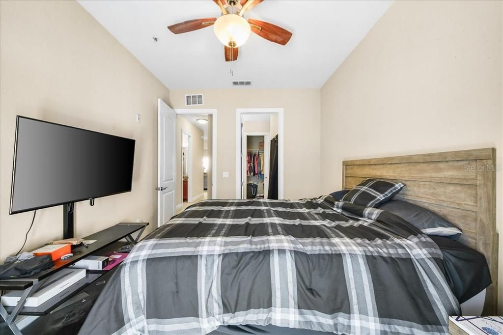 Activo con contrato: $249,000 (2 camas, 2 baños, 1098 Pies cuadrados)