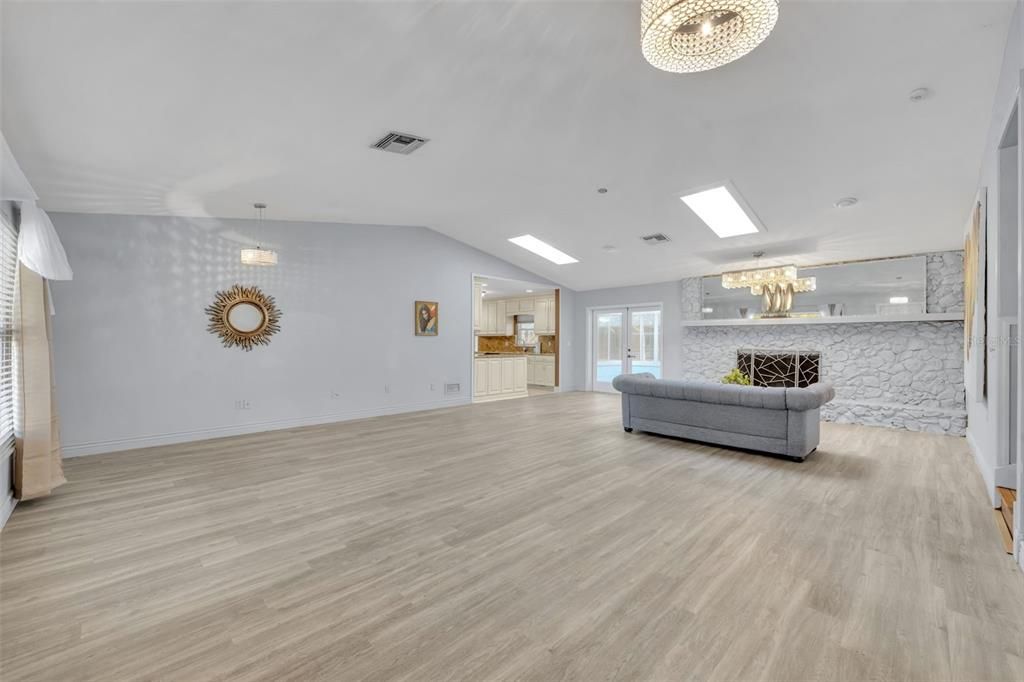 Activo con contrato: $475,000 (3 camas, 2 baños, 1896 Pies cuadrados)