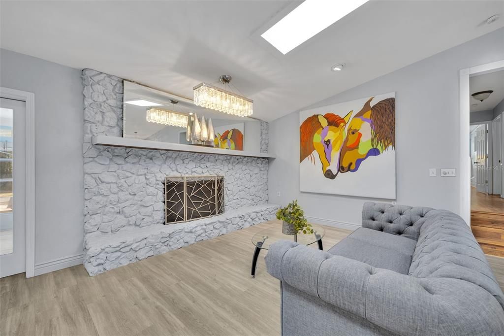 Activo con contrato: $475,000 (3 camas, 2 baños, 1896 Pies cuadrados)