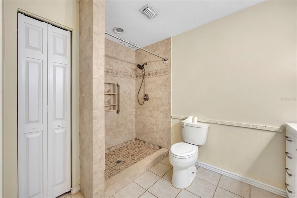 Activo con contrato: $475,000 (3 camas, 2 baños, 1896 Pies cuadrados)