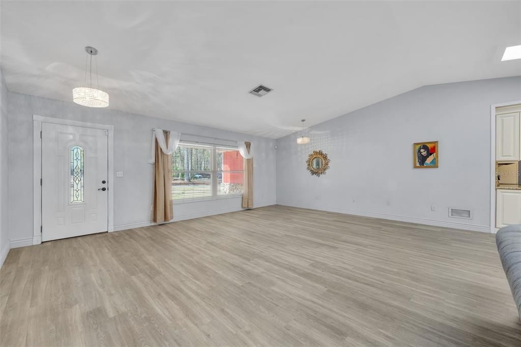 Activo con contrato: $475,000 (3 camas, 2 baños, 1896 Pies cuadrados)
