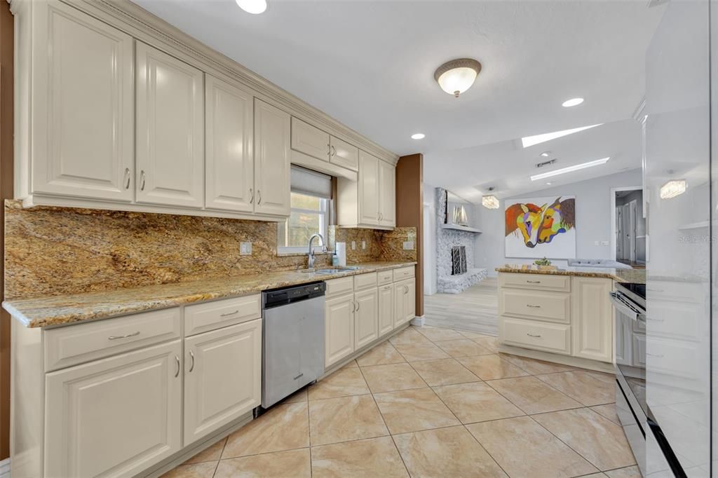 Activo con contrato: $475,000 (3 camas, 2 baños, 1896 Pies cuadrados)