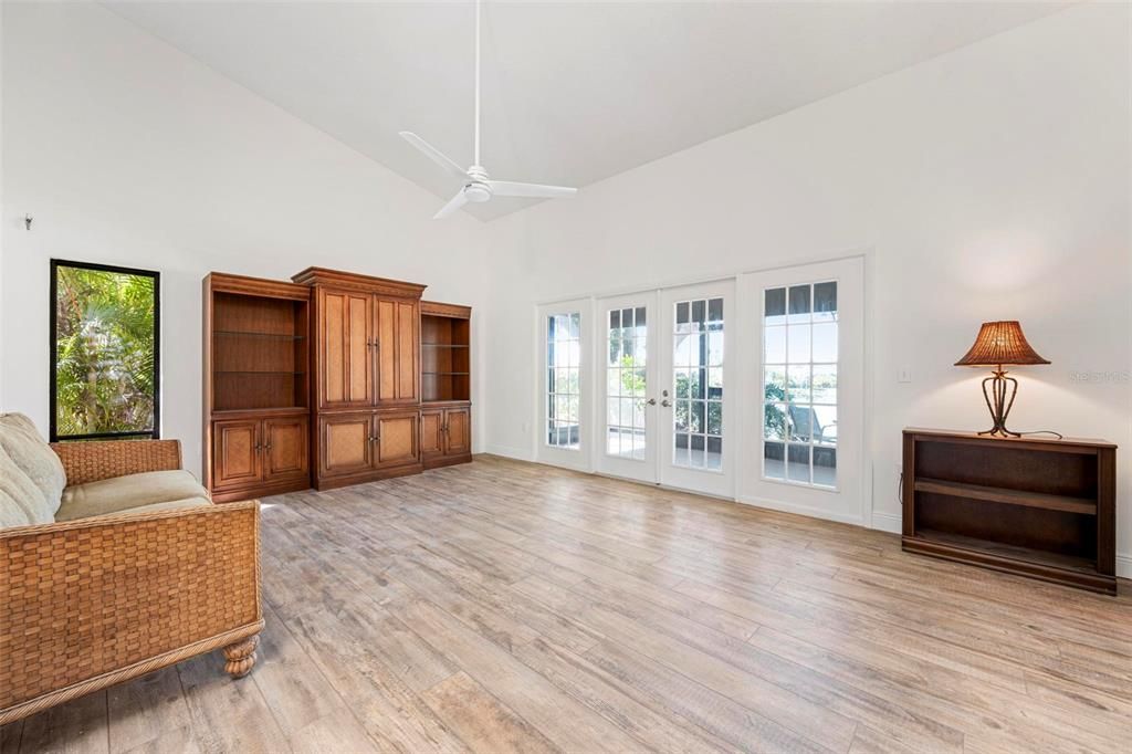 For Sale: $459,000 (2 beds, 2 baths, 1309 Square Feet)