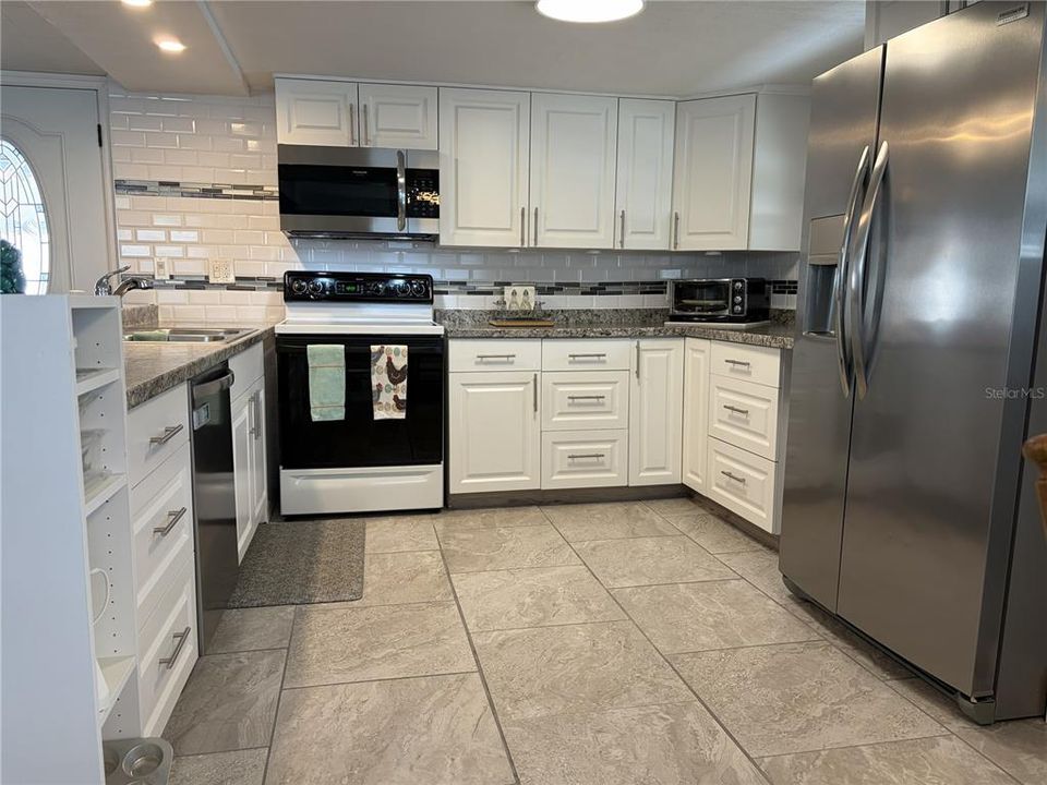 Под контрактом: $167,000 (2 спален, 2 ванн, 836 Квадратных фут)