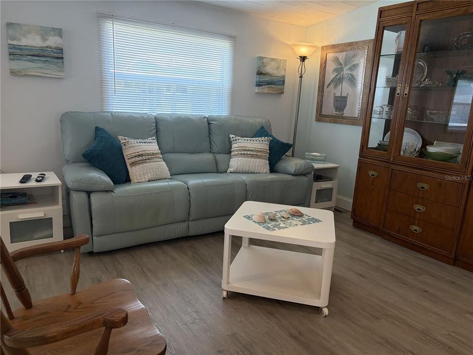 Под контрактом: $167,000 (2 спален, 2 ванн, 836 Квадратных фут)