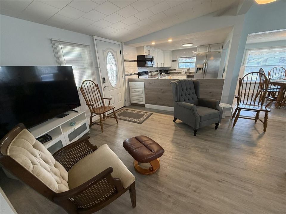 Под контрактом: $167,000 (2 спален, 2 ванн, 836 Квадратных фут)