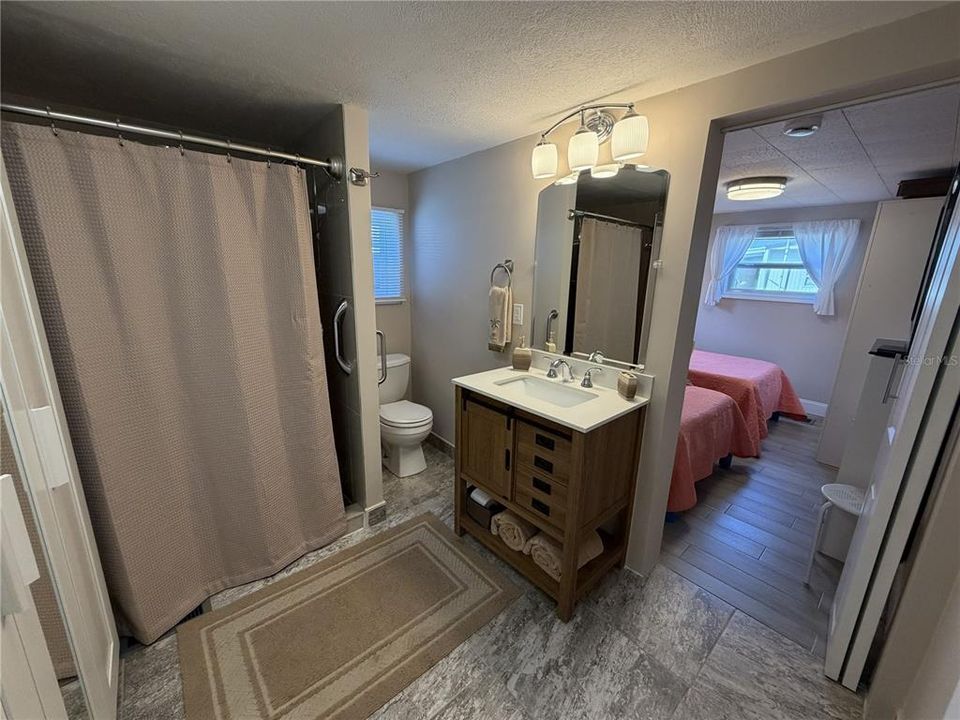 Под контрактом: $167,000 (2 спален, 2 ванн, 836 Квадратных фут)