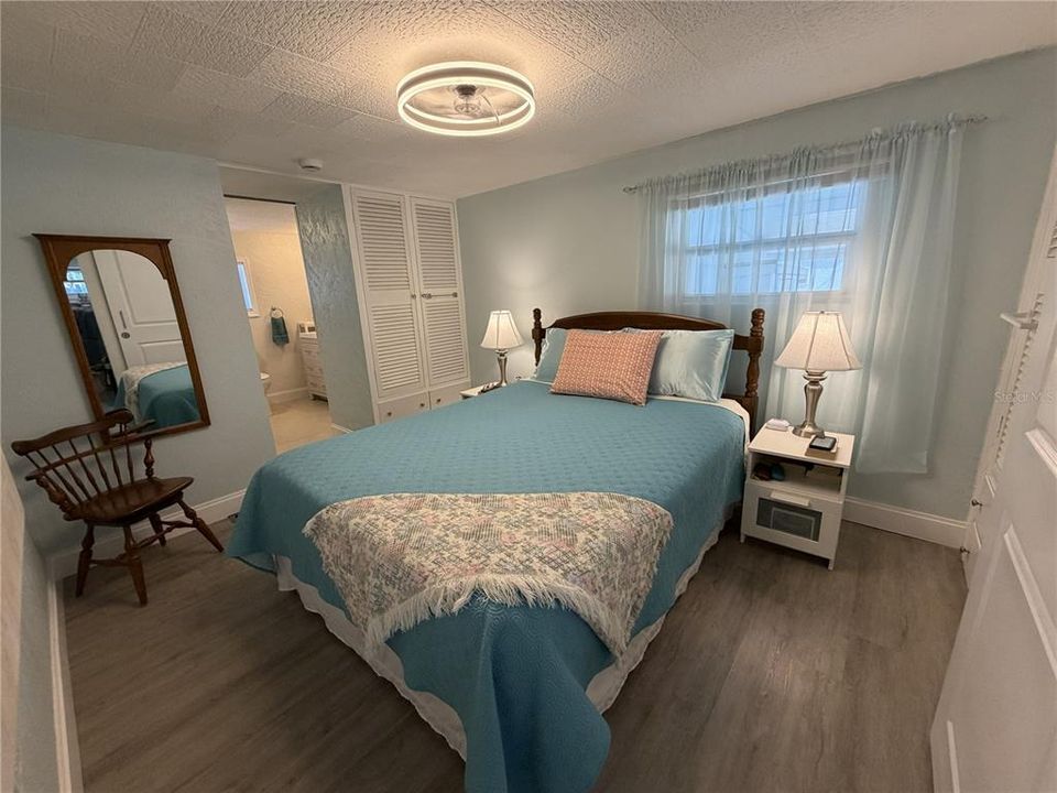 Под контрактом: $167,000 (2 спален, 2 ванн, 836 Квадратных фут)