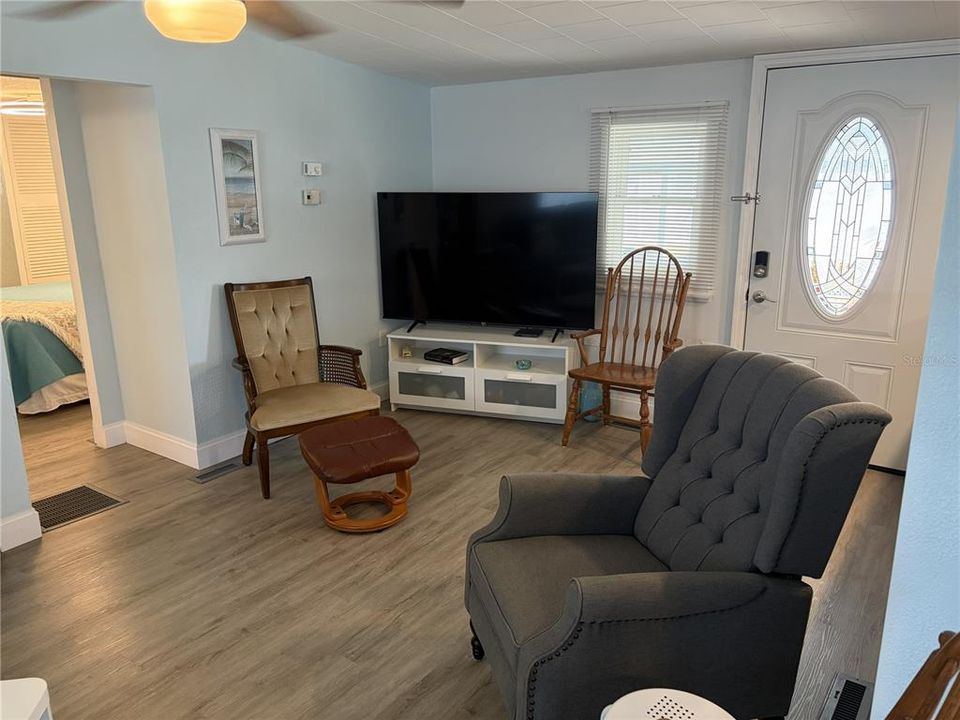 Под контрактом: $167,000 (2 спален, 2 ванн, 836 Квадратных фут)