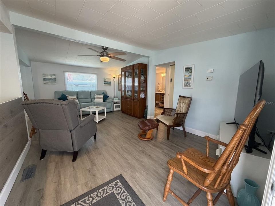 Под контрактом: $167,000 (2 спален, 2 ванн, 836 Квадратных фут)