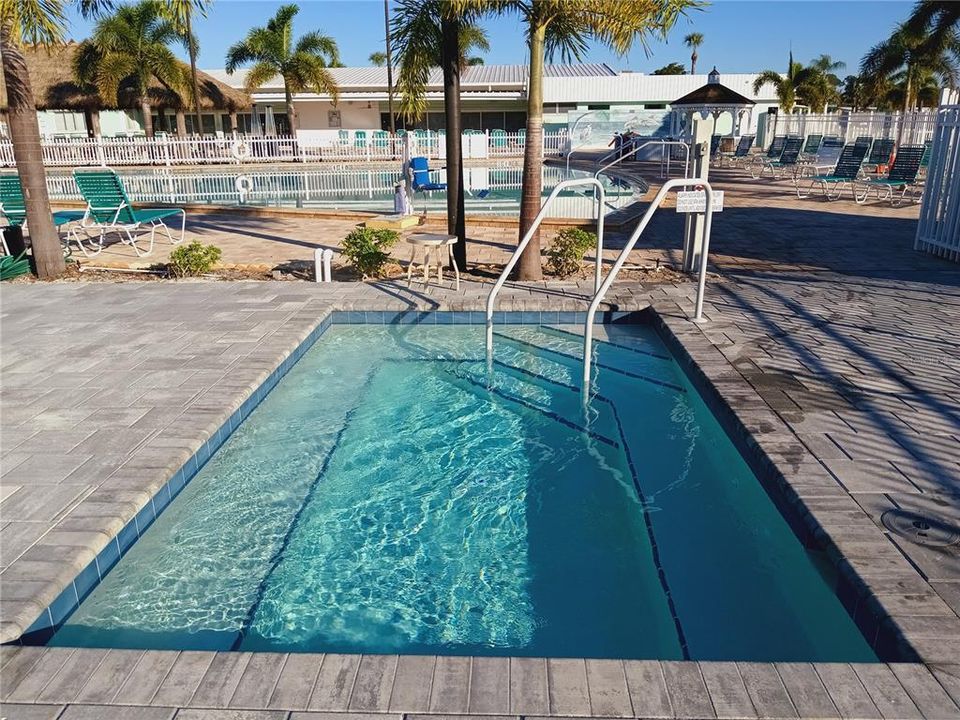 Под контрактом: $167,000 (2 спален, 2 ванн, 836 Квадратных фут)