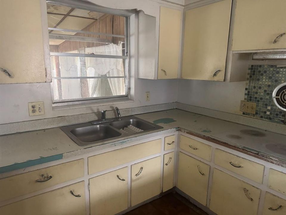На продажу: $162,000 (2 спален, 2 ванн, 962 Квадратных фут)