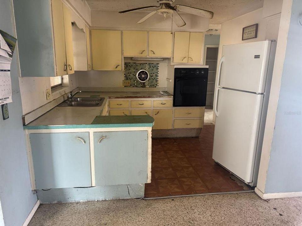 На продажу: $162,000 (2 спален, 2 ванн, 962 Квадратных фут)