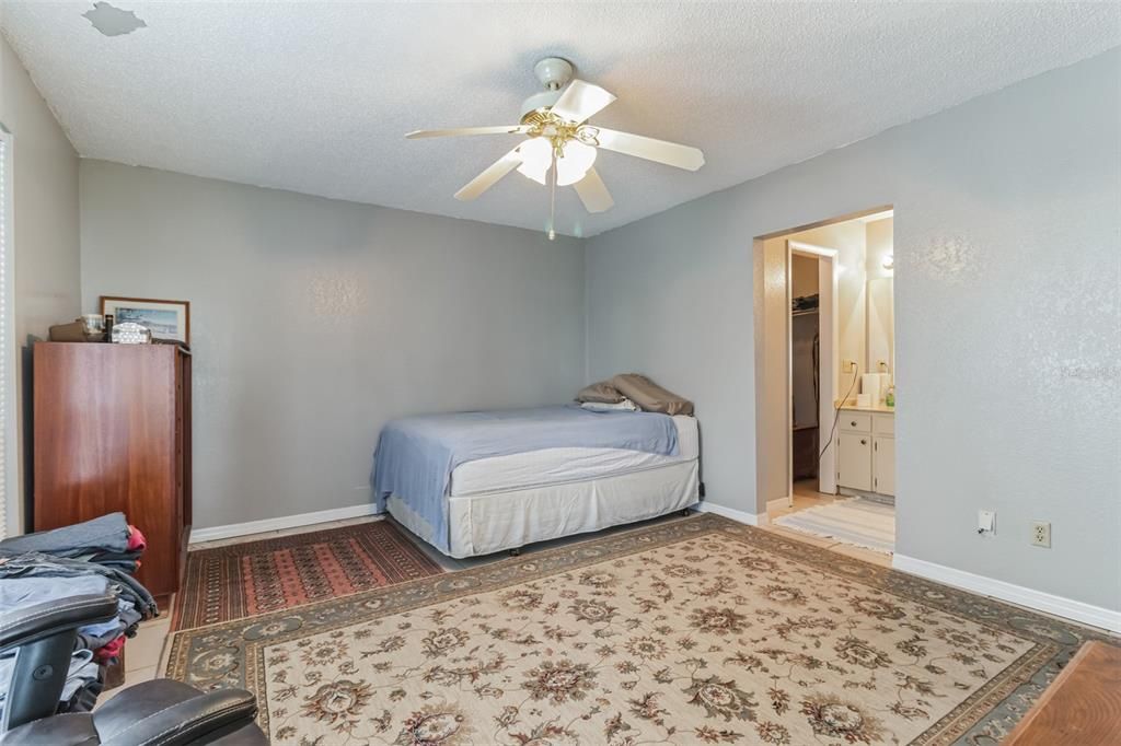For Sale: $350,000 (4 beds, 0 baths, 1948 Square Feet)