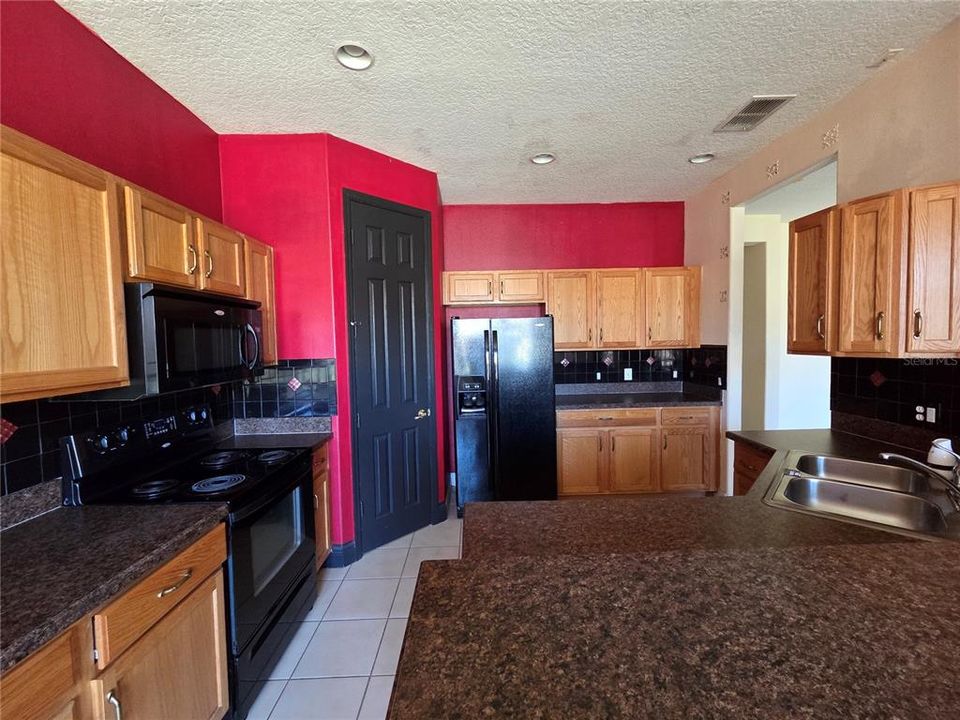Active With Contract: $206,600 (2 beds, 2 baths, 1548 Square Feet)