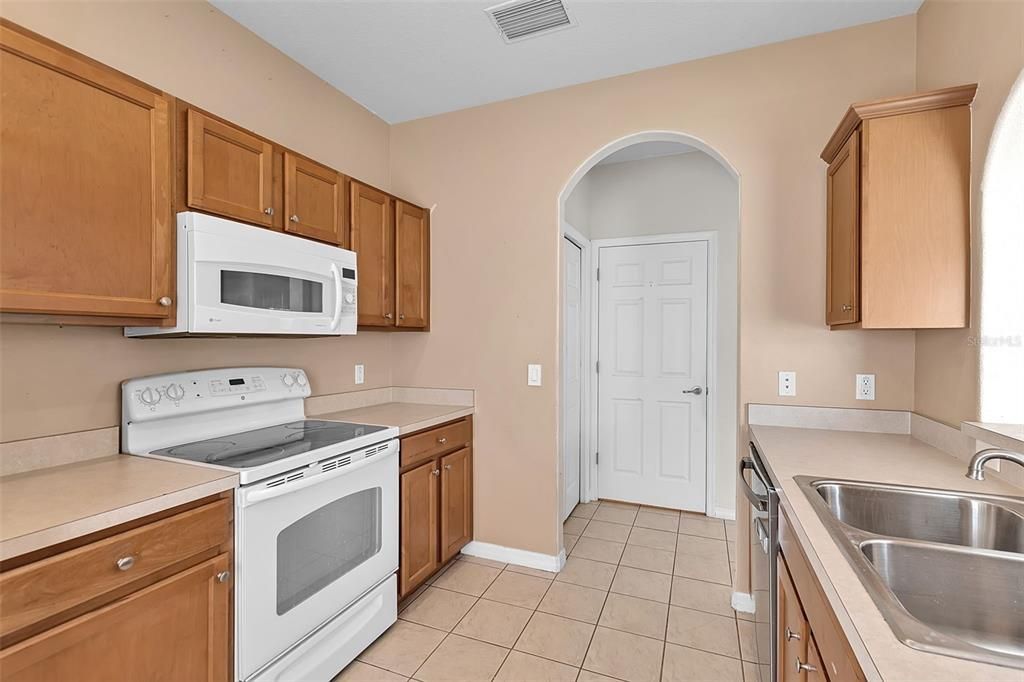 Activo con contrato: $235,000 (3 camas, 2 baños, 1302 Pies cuadrados)
