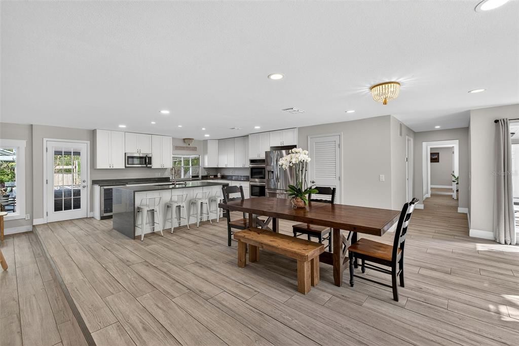Active With Contract: $925,000 (6 beds, 5 baths, 4221 Square Feet)