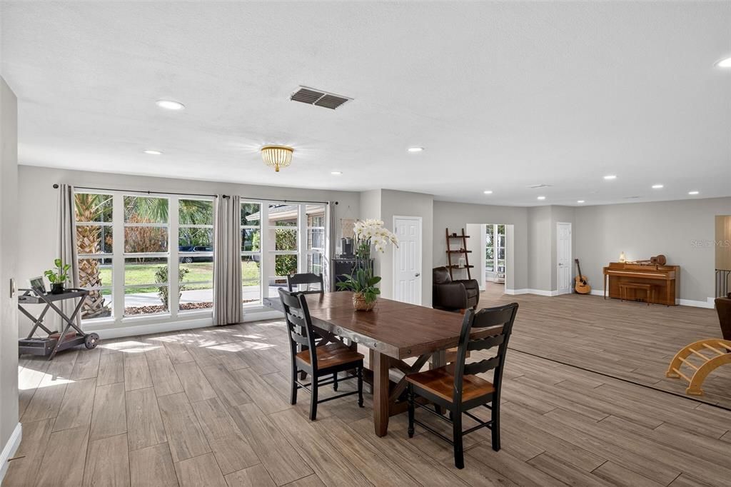 Active With Contract: $925,000 (6 beds, 5 baths, 4221 Square Feet)