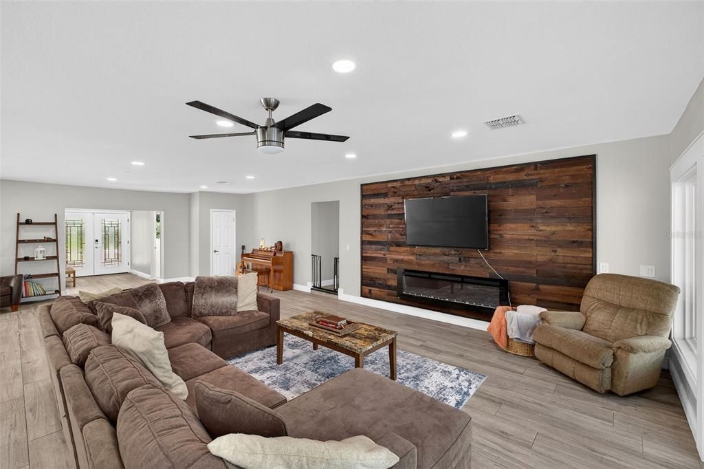 Active With Contract: $925,000 (6 beds, 5 baths, 4221 Square Feet)