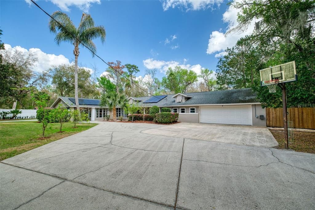 Active With Contract: $925,000 (6 beds, 5 baths, 4221 Square Feet)