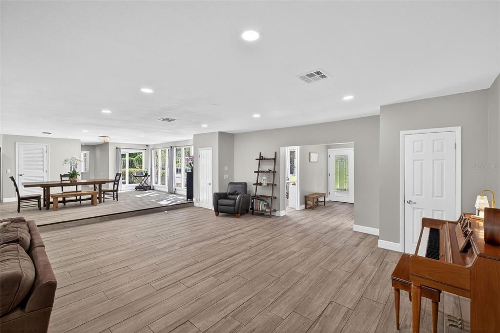 Active With Contract: $925,000 (6 beds, 5 baths, 4221 Square Feet)