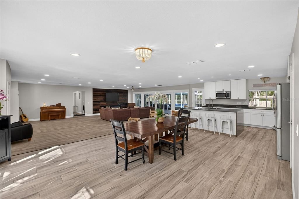 Active With Contract: $925,000 (6 beds, 5 baths, 4221 Square Feet)