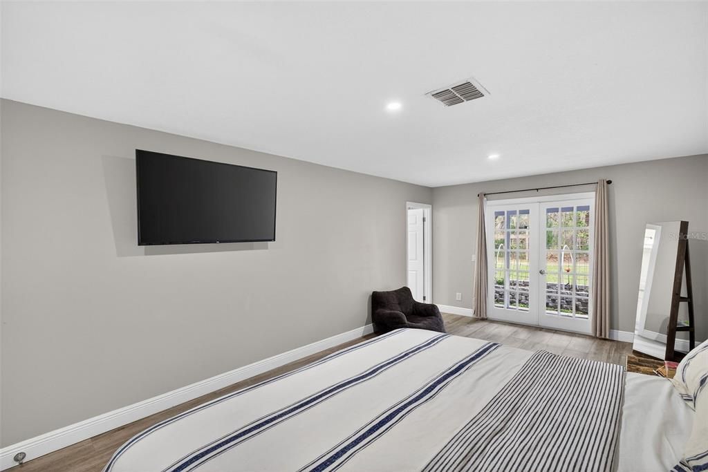 Active With Contract: $925,000 (6 beds, 5 baths, 4221 Square Feet)