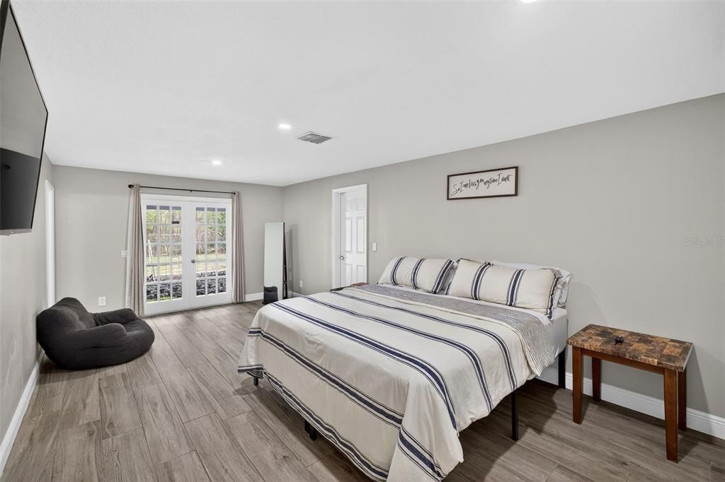 Active With Contract: $925,000 (6 beds, 5 baths, 4221 Square Feet)