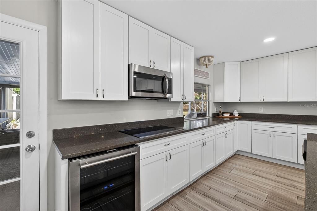Active With Contract: $925,000 (6 beds, 5 baths, 4221 Square Feet)
