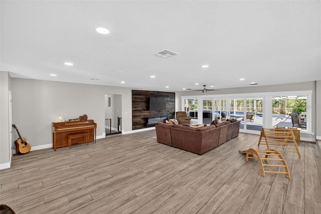 Active With Contract: $925,000 (6 beds, 5 baths, 4221 Square Feet)
