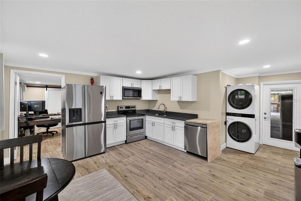 Active With Contract: $925,000 (6 beds, 5 baths, 4221 Square Feet)