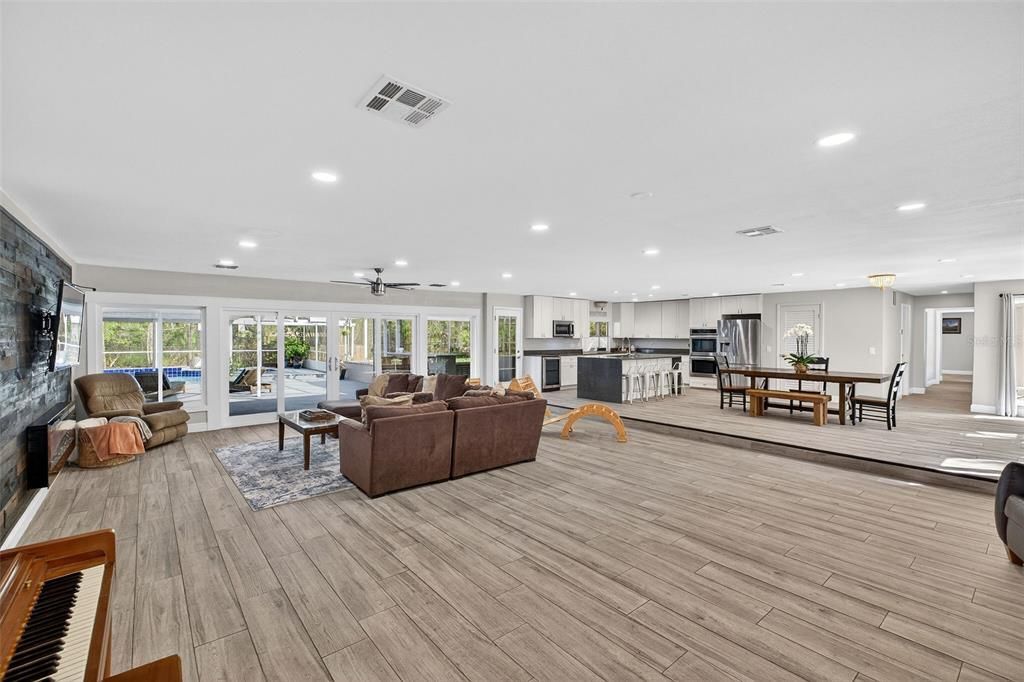 Active With Contract: $925,000 (6 beds, 5 baths, 4221 Square Feet)