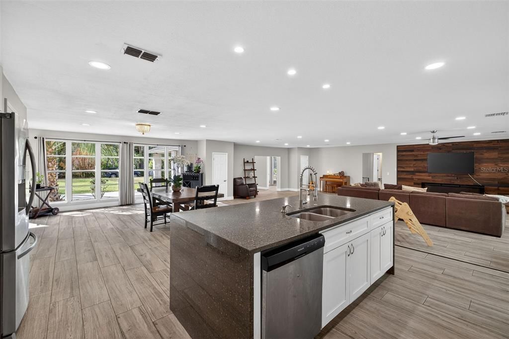 Active With Contract: $925,000 (6 beds, 5 baths, 4221 Square Feet)