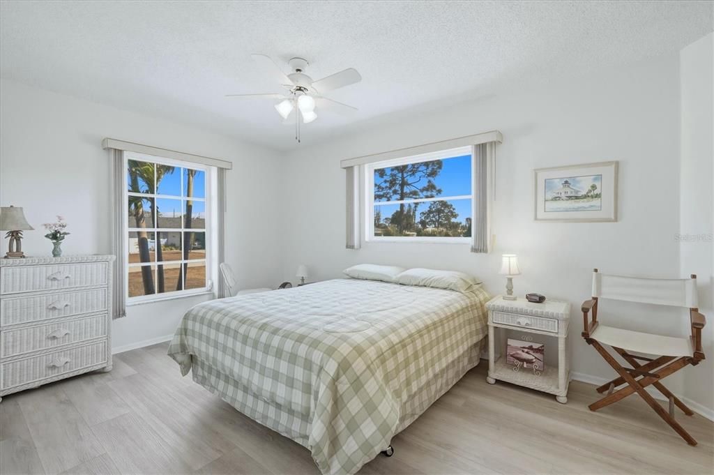 Active With Contract: $299,000 (2 beds, 2 baths, 988 Square Feet)