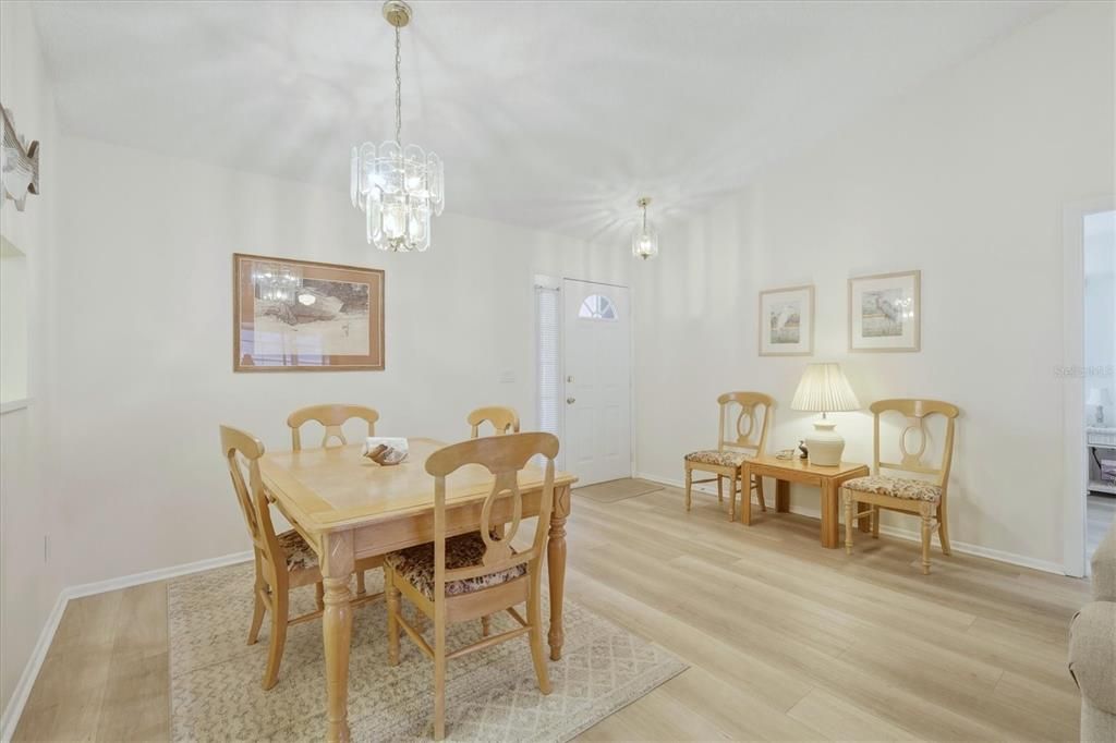 Active With Contract: $299,000 (2 beds, 2 baths, 988 Square Feet)
