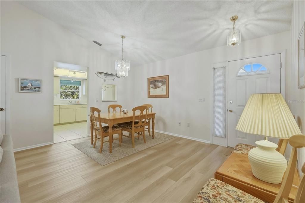 Active With Contract: $299,000 (2 beds, 2 baths, 988 Square Feet)