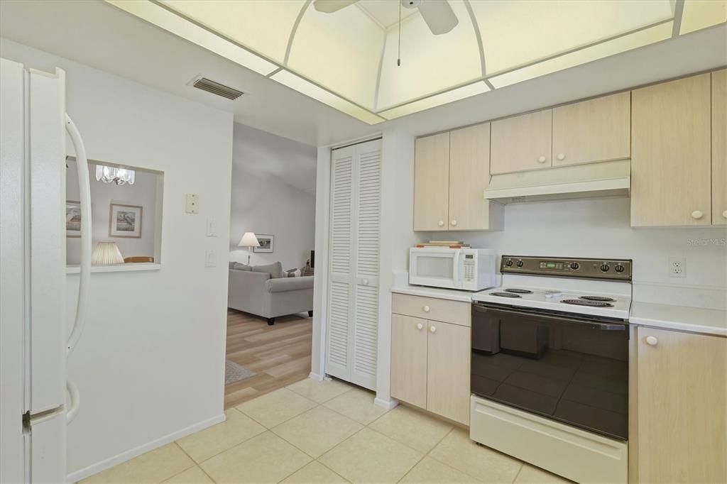 Active With Contract: $299,000 (2 beds, 2 baths, 988 Square Feet)