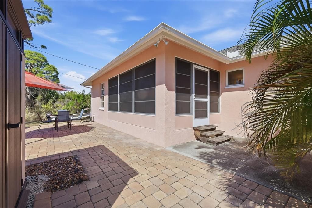 Active With Contract: $299,000 (2 beds, 2 baths, 988 Square Feet)