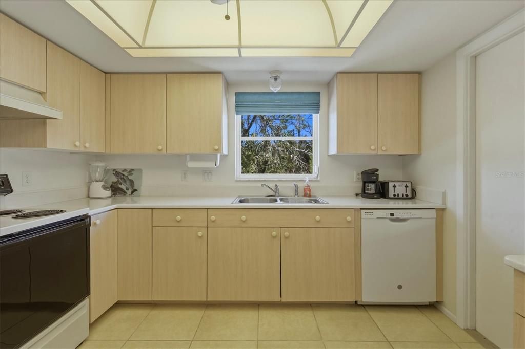 Active With Contract: $299,000 (2 beds, 2 baths, 988 Square Feet)